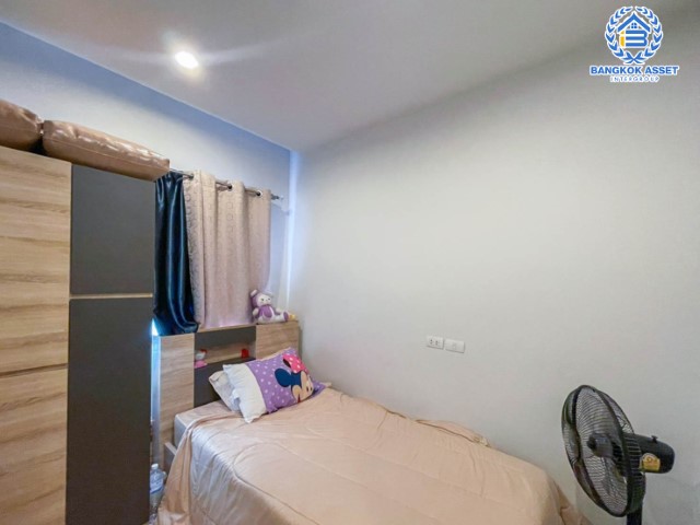 *****ทาวน์เฮ้าส์มือสองย่านกรุงเทพมหานคร ม.แฮปปี้วิลล์ เทิดราชัน-ดอนเมือง เนื้อที่ 17.9 ตร.ว. ฟังก์ชัน 3 ห้องนอน 2 ห้องน้ำ 2 ที่จอดรถ แถมฟรี! 2 เครื่องปรับอากาศ 1 เครื่องทำน้ำอุ่น บนทำเลเชื่อมต่อทั้งถ.วิภาวดี, ถ.สรงประภา, ถ.ศรีสมาน ใกล้สนามบินดอนเมือง รถไฟฟ้าสายสีแดง "สถานีดอนเมือง" และทางด่วน "ศรีสมาน"